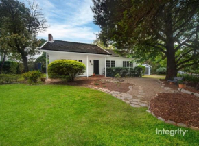 Sweet Gum Cottage in Bomaderry - Unique Charm & Expansive Backyard!, Nowra